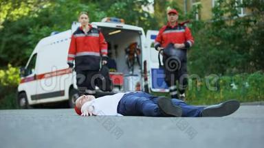 救护人员向躺在路上的人跑去，在<strong>车祸现场</strong>急救